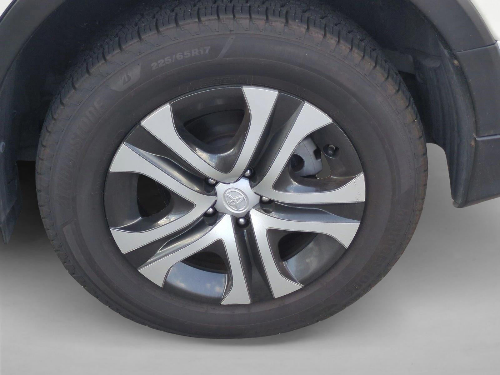 2017 Toyota RAV4 LE FWD (GS)