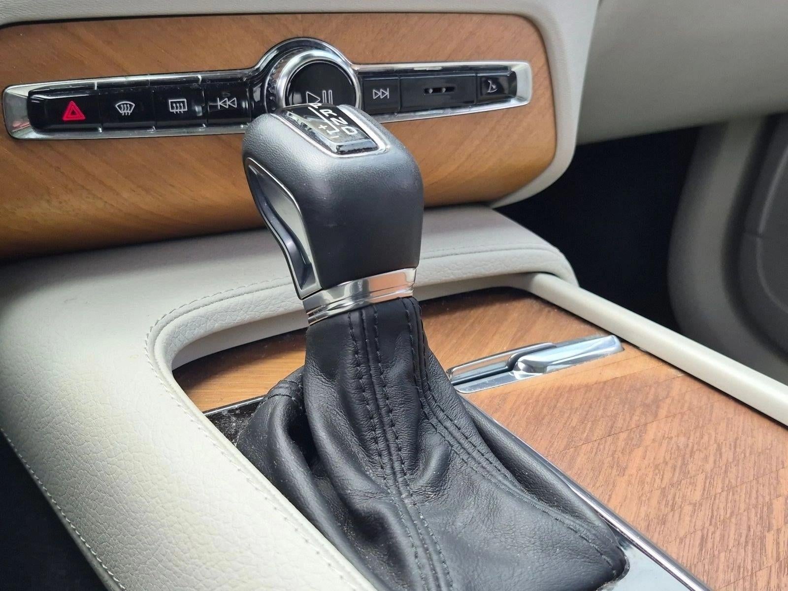 2022 Volvo XC90 T6 AWD Momentum 7P
