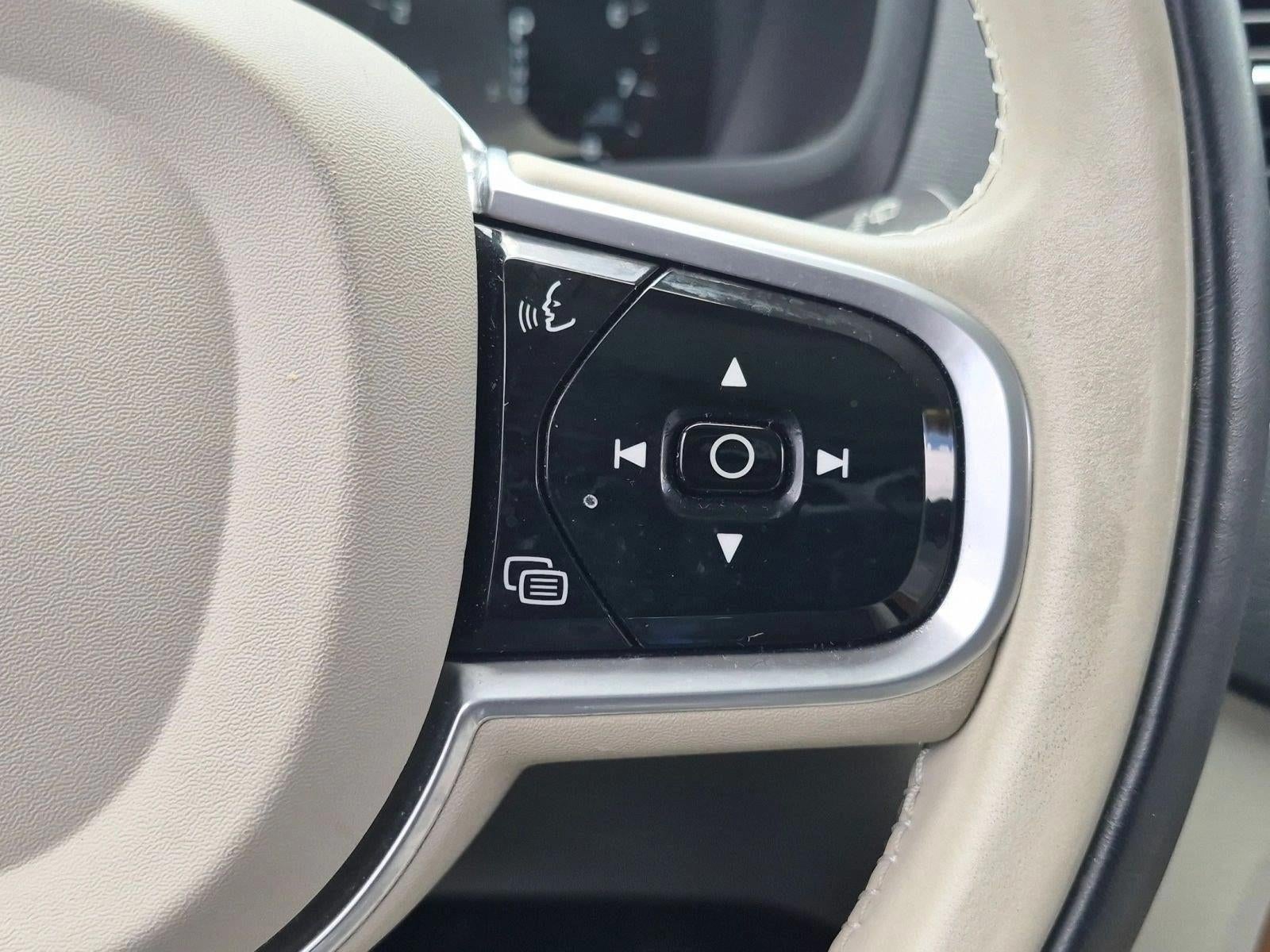 2022 Volvo XC90 T6 AWD Momentum 7P