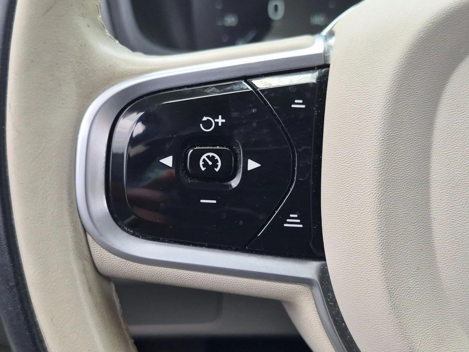 2022 Volvo XC90 T6 AWD Momentum 7P