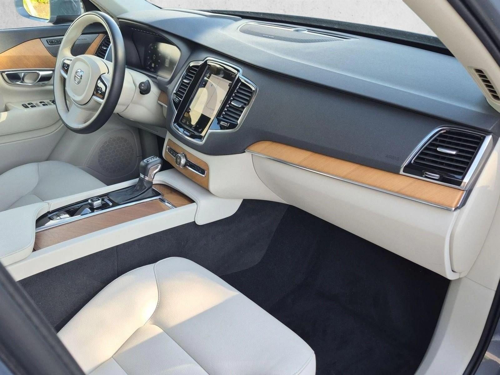 2022 Volvo XC90 T6 AWD Momentum 7P