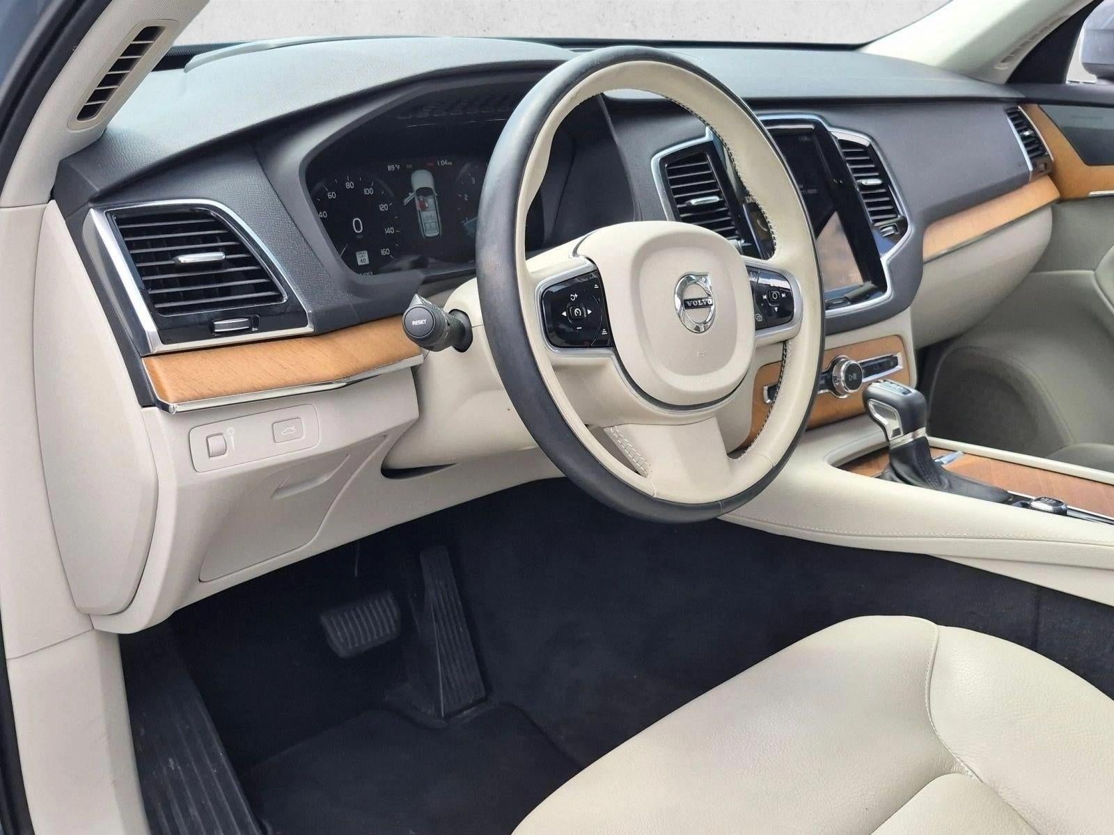 2022 Volvo XC90 T6 AWD Momentum 7P