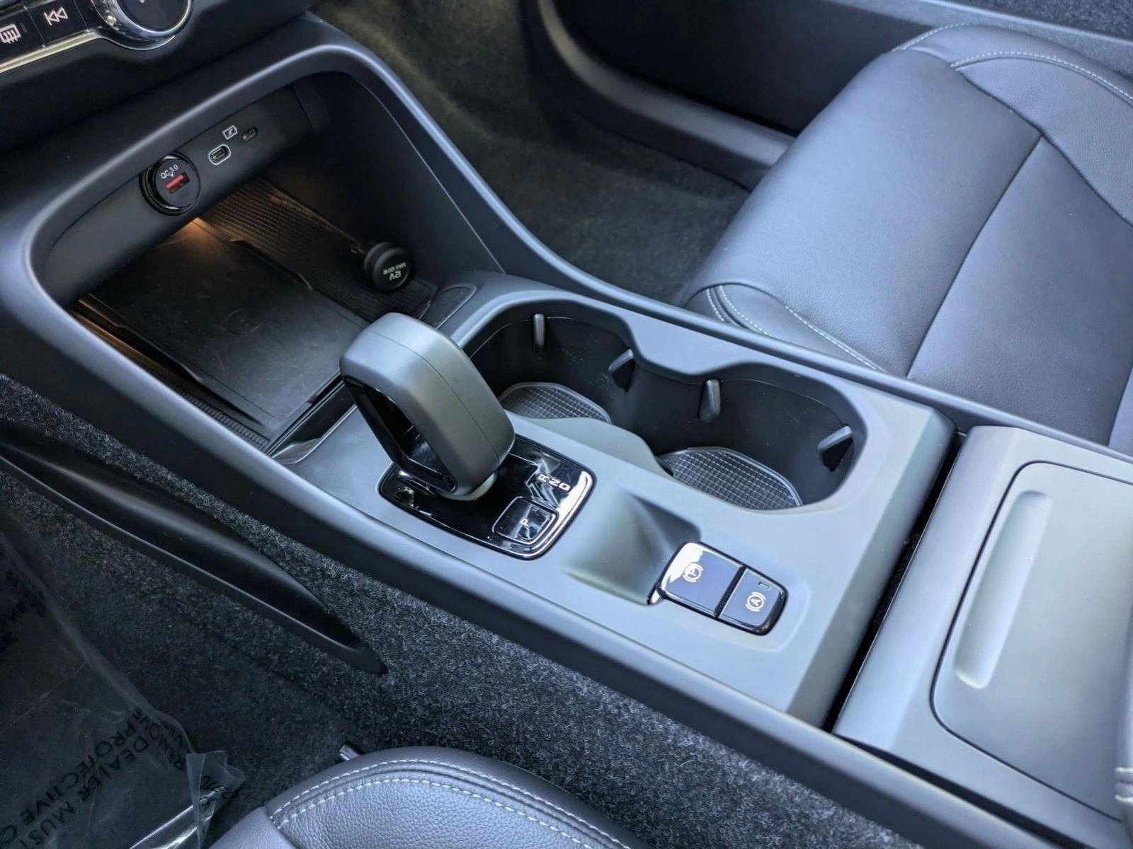 2025 Volvo XC40 B5 AWD Core Bright Theme