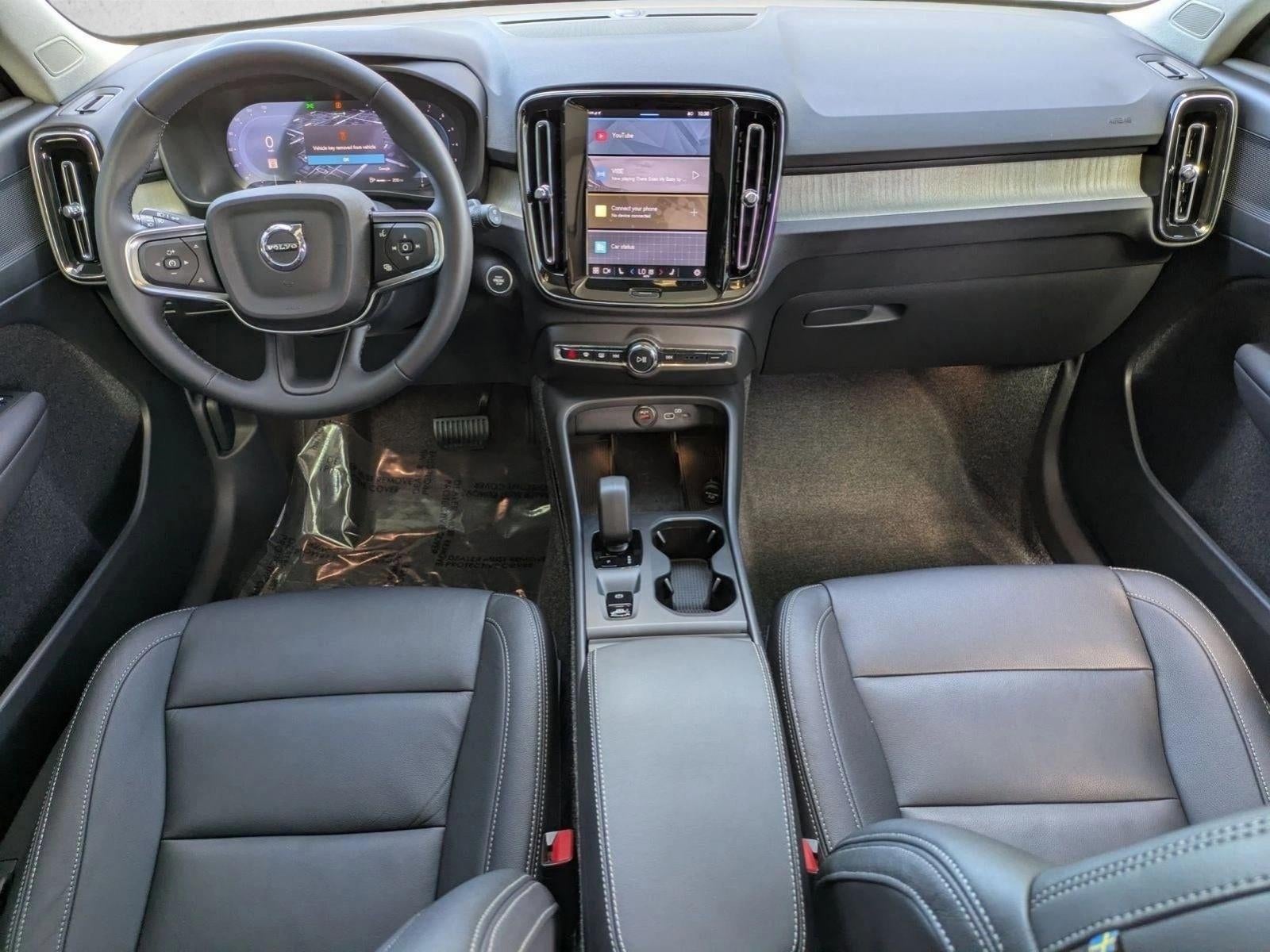 2025 Volvo XC40 B5 AWD Core Bright Theme