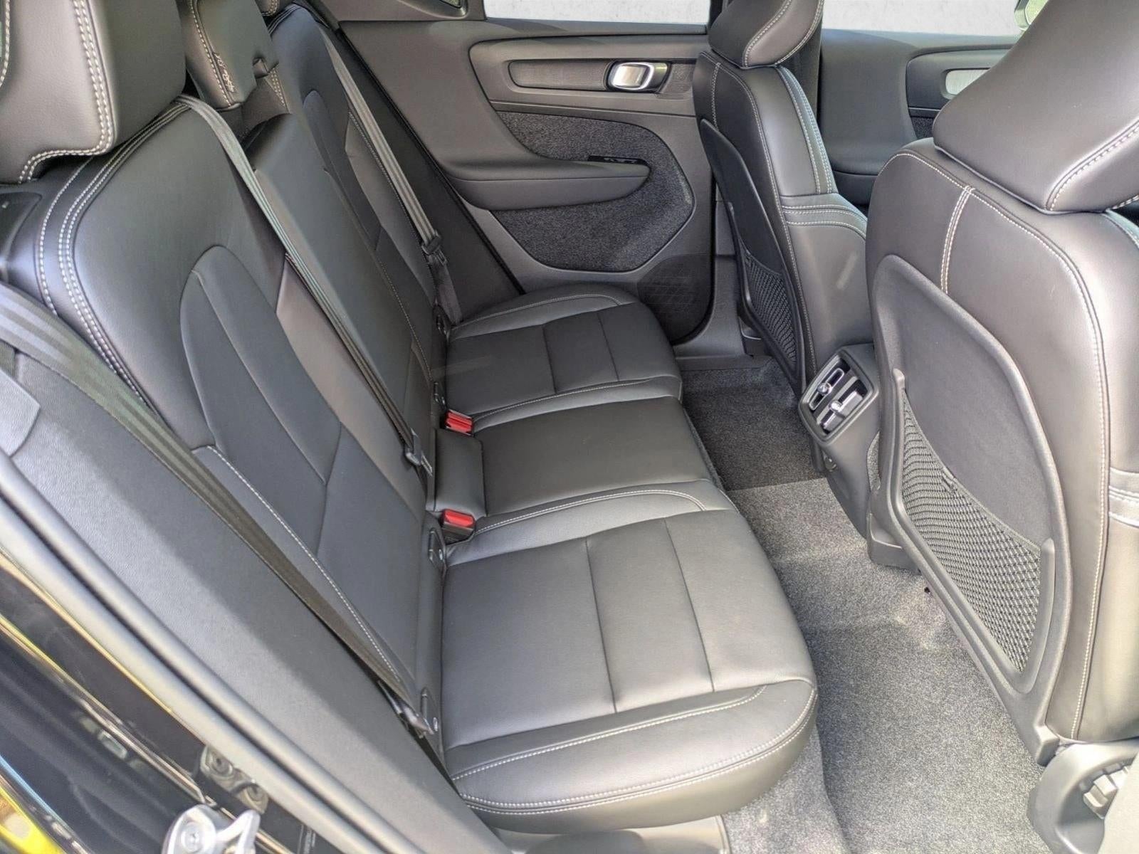 2025 Volvo XC40 B5 AWD Core Bright Theme