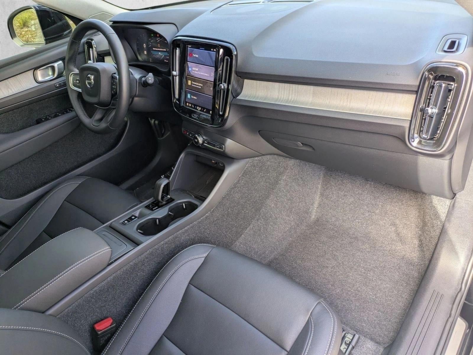 2025 Volvo XC40 B5 AWD Core Bright Theme