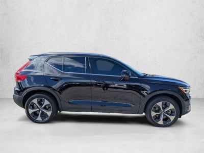 2025 Volvo XC40 B5 AWD Core Bright Theme