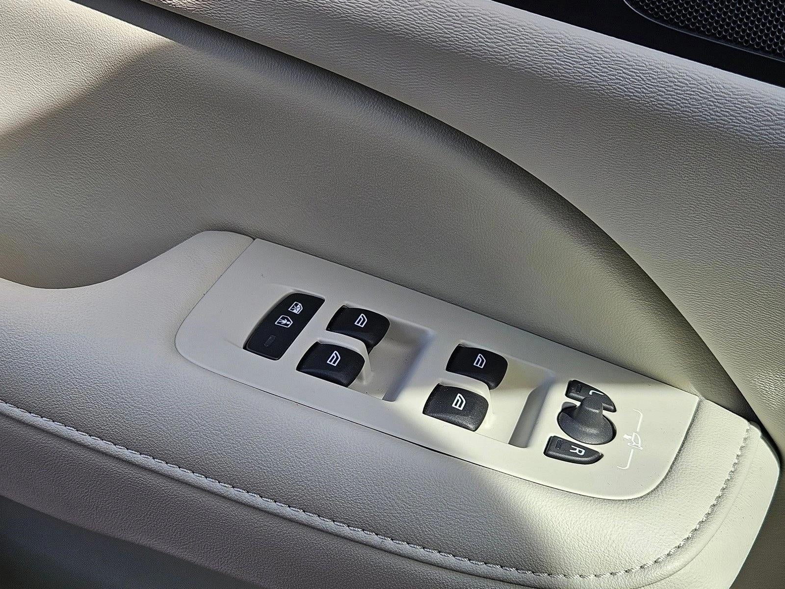 2024 Volvo S60 B5 FWD Plus Dark Theme